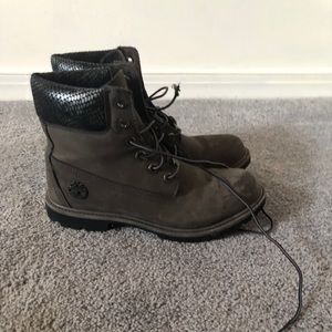 Timberland Womens Size 9 gray boot, lightly worn!